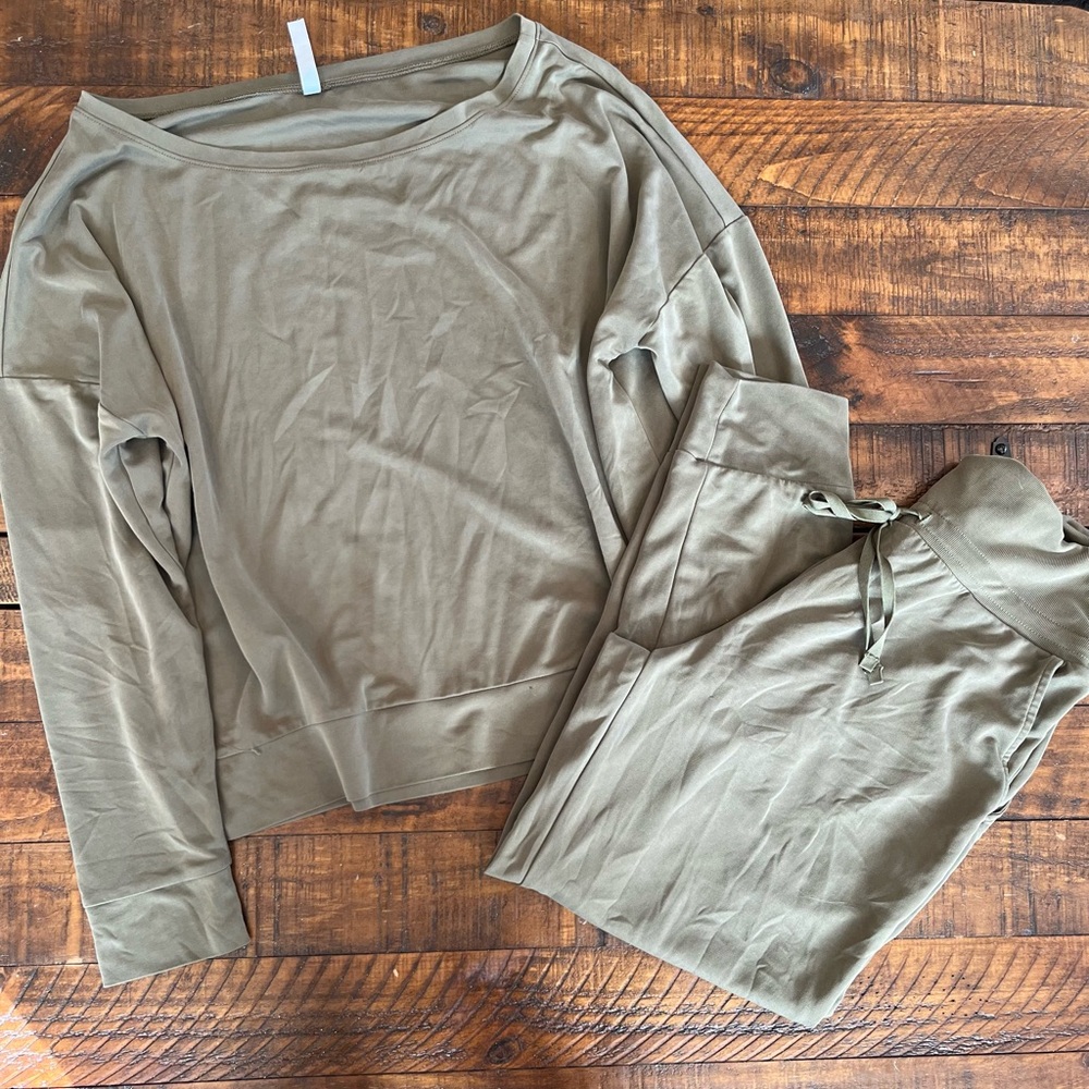 Fabletics Olive Green athletic set - Picture 5 of 11
